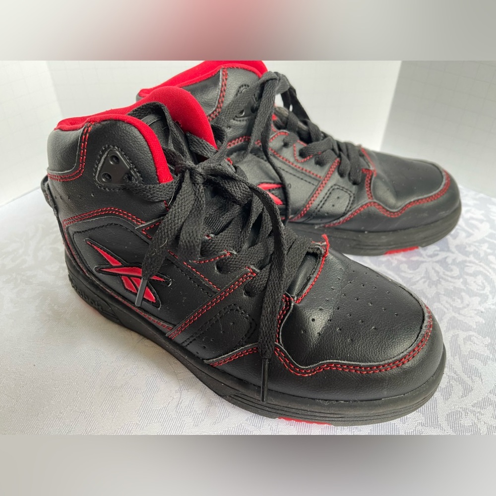 Reebok Youth Basketball Court Shoe. PreOwned. Great condition as shown. SZ 3.